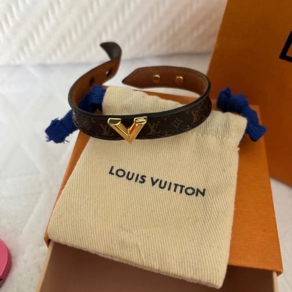 LV Essential V Bracelet